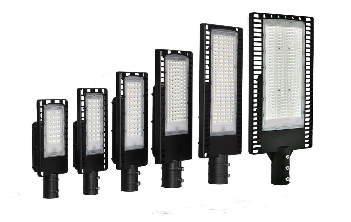 IP65 กันน้ํา อลูมิเนียม LED Street Light มัดเหลือง มีอายุ 50,000 ชั่วโมง